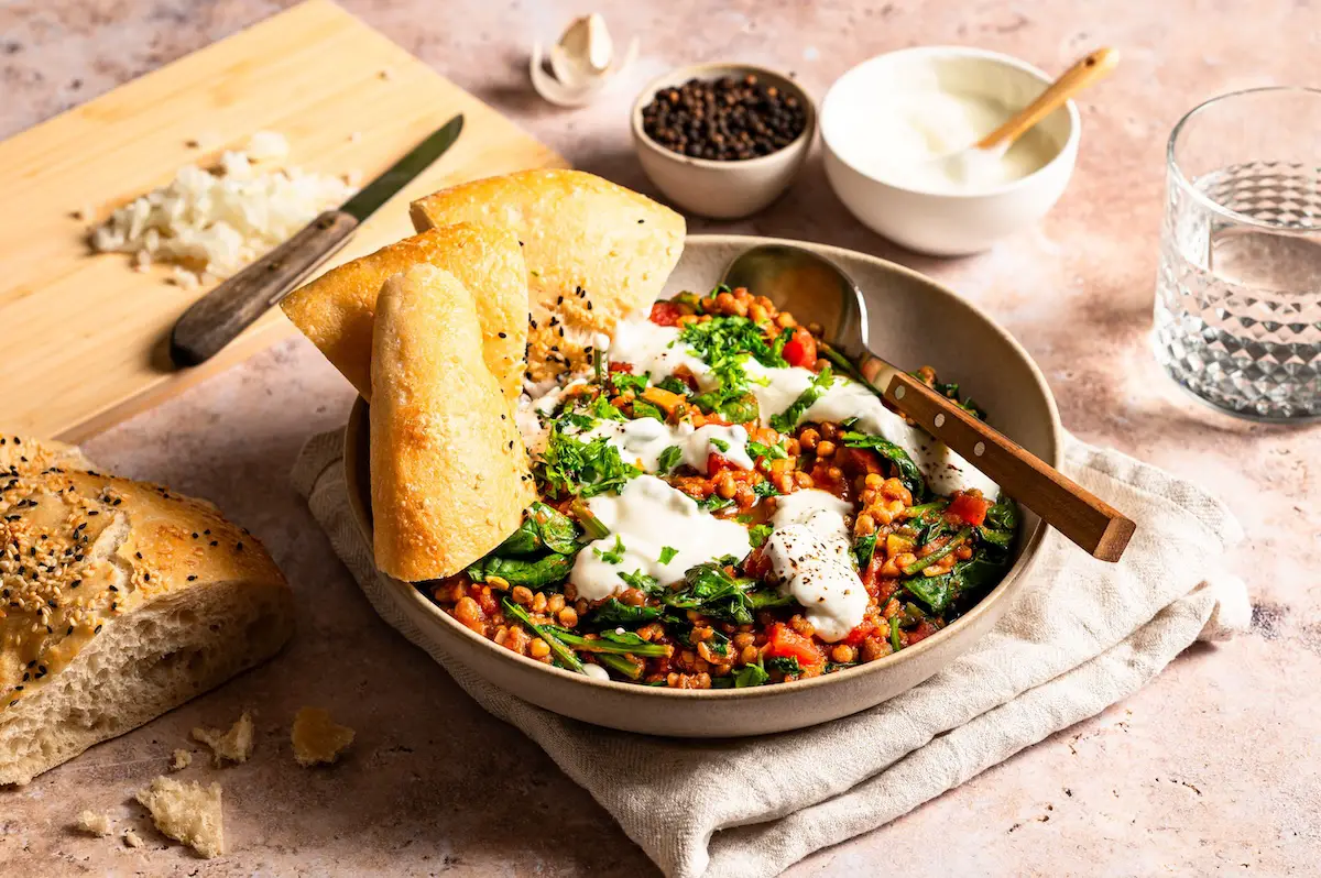Fast lentil spinach curry Fast lentil spinach curry with yogurt and flatbread.