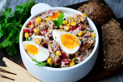 Tuna salad with corn, peppers and egg